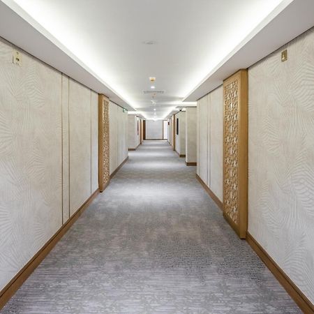 Taiba Suites Madinah Medina Ngoại thất bức ảnh A corridor at the hotel