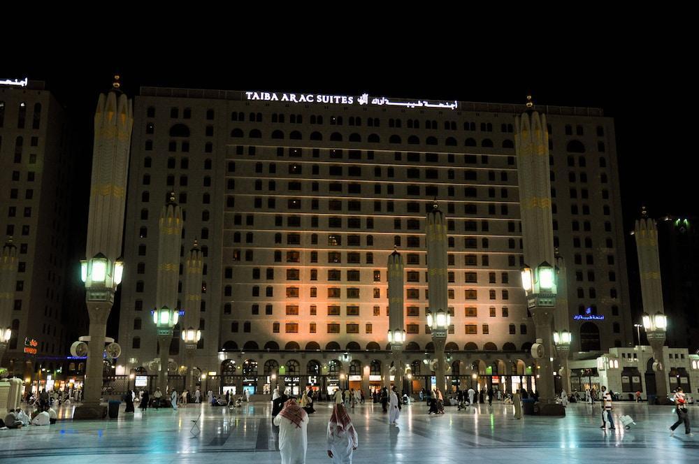 Taiba Suites Madinah Medina Ngoại thất bức ảnh The hotel at night