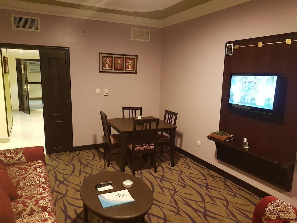 Taiba Suites Madinah Medina Ngoại thất bức ảnh A living room in a suite at the hotel