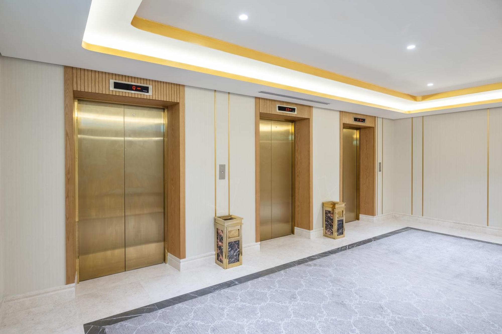 Taiba Suites Madinah Medina Ngoại thất bức ảnh Elevators at the hotel