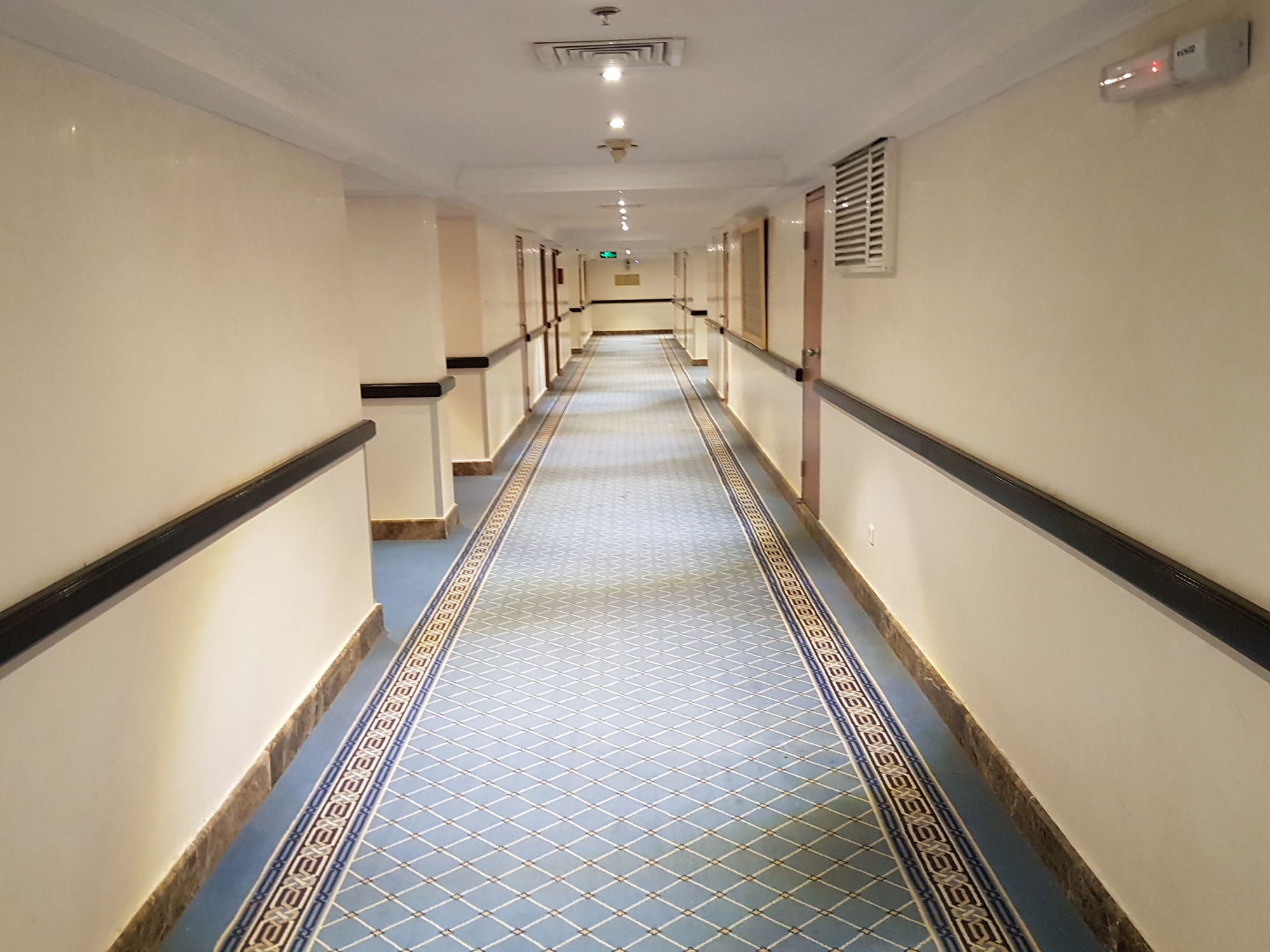 Taiba Suites Madinah Medina Ngoại thất bức ảnh A corridor in a hotel