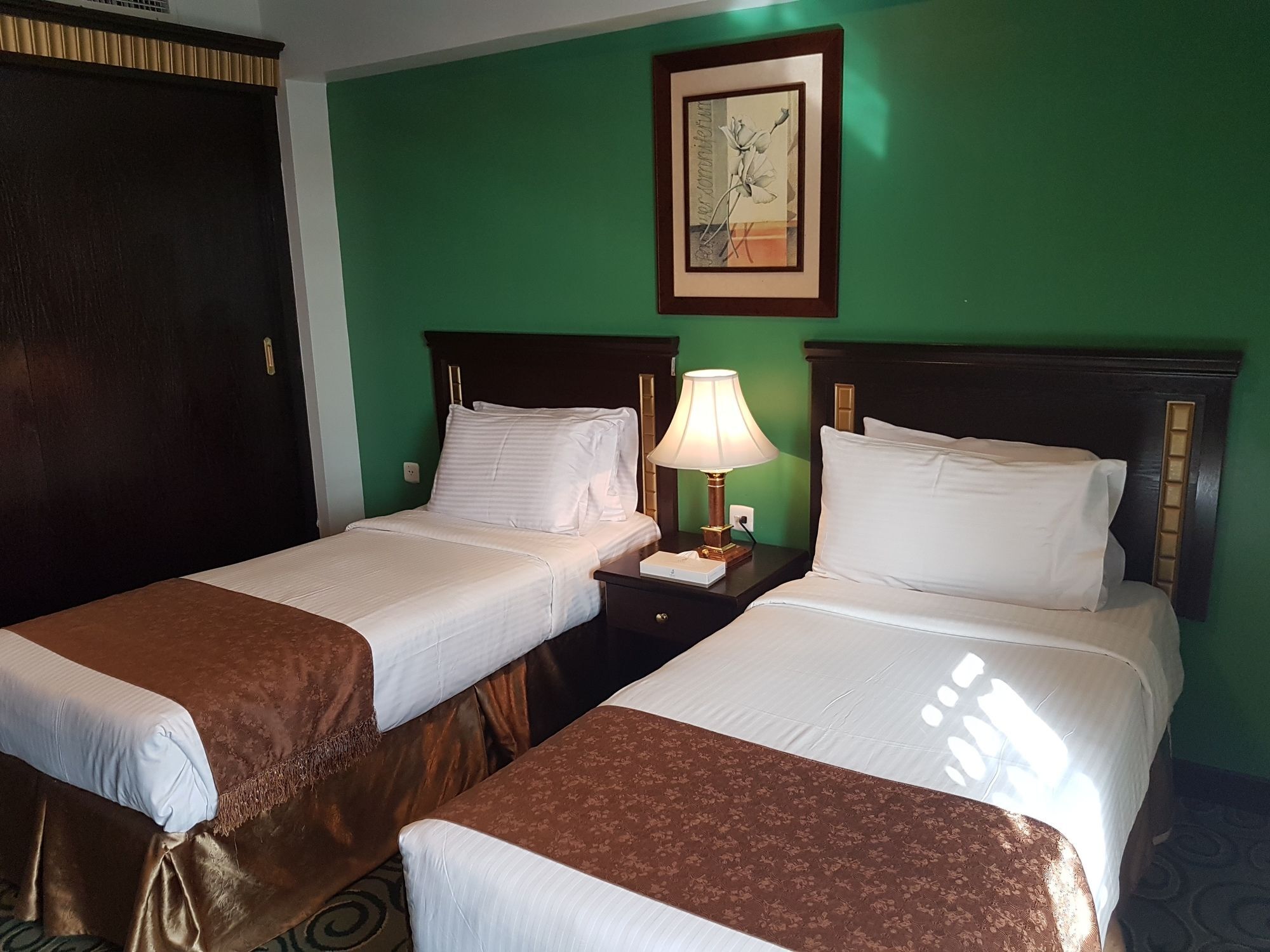 Taiba Suites Madinah Medina Ngoại thất bức ảnh A room at the hotel