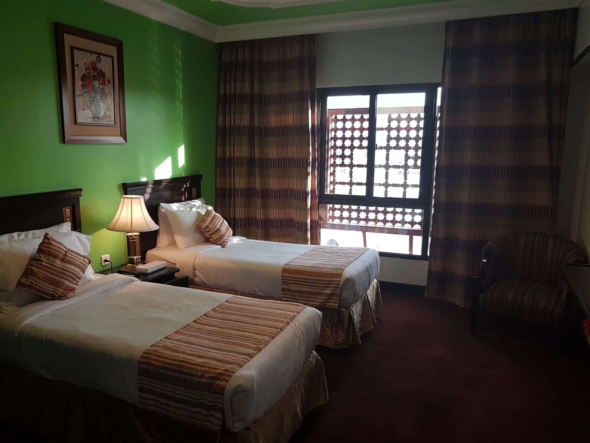 Taiba Suites Madinah Medina Ngoại thất bức ảnh A room at the hotel