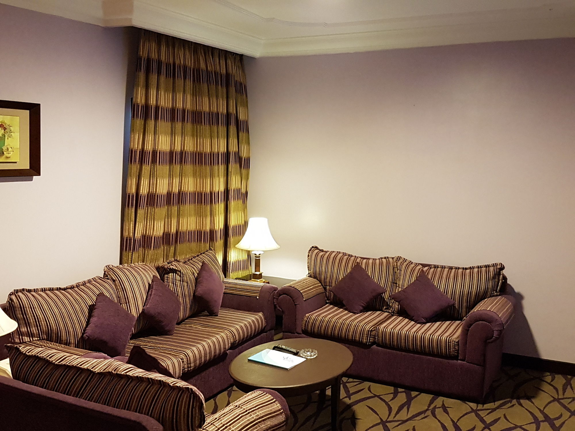 Taiba Suites Madinah Medina Ngoại thất bức ảnh A living room