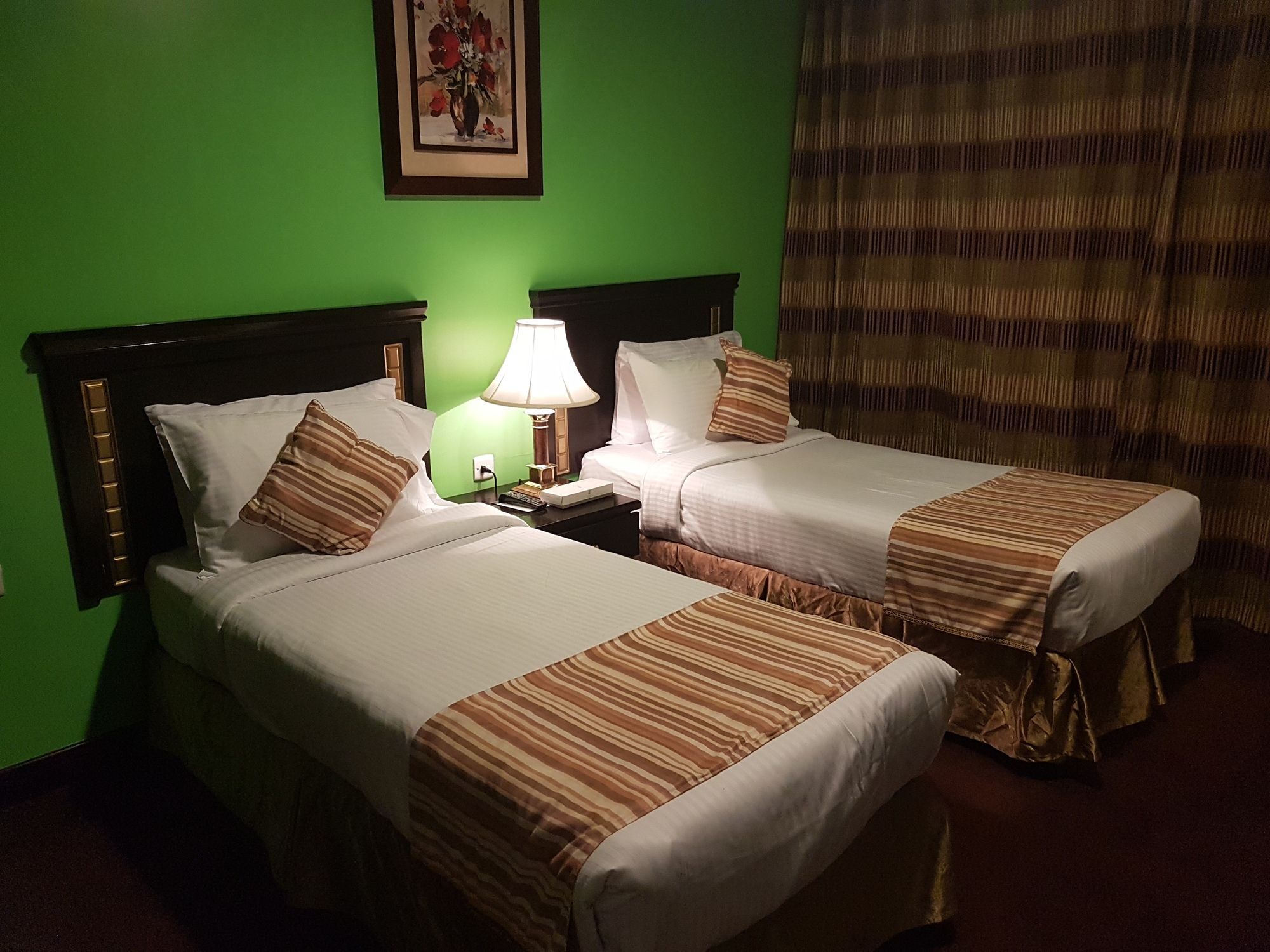 Taiba Suites Madinah Medina Ngoại thất bức ảnh A room at the hotel