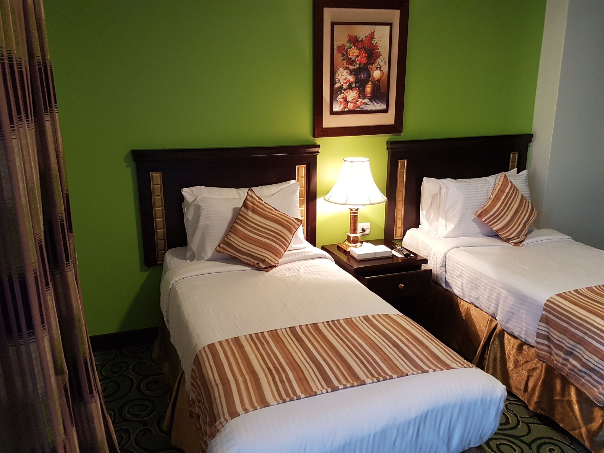 Taiba Suites Madinah Medina Ngoại thất bức ảnh A room at the hotel