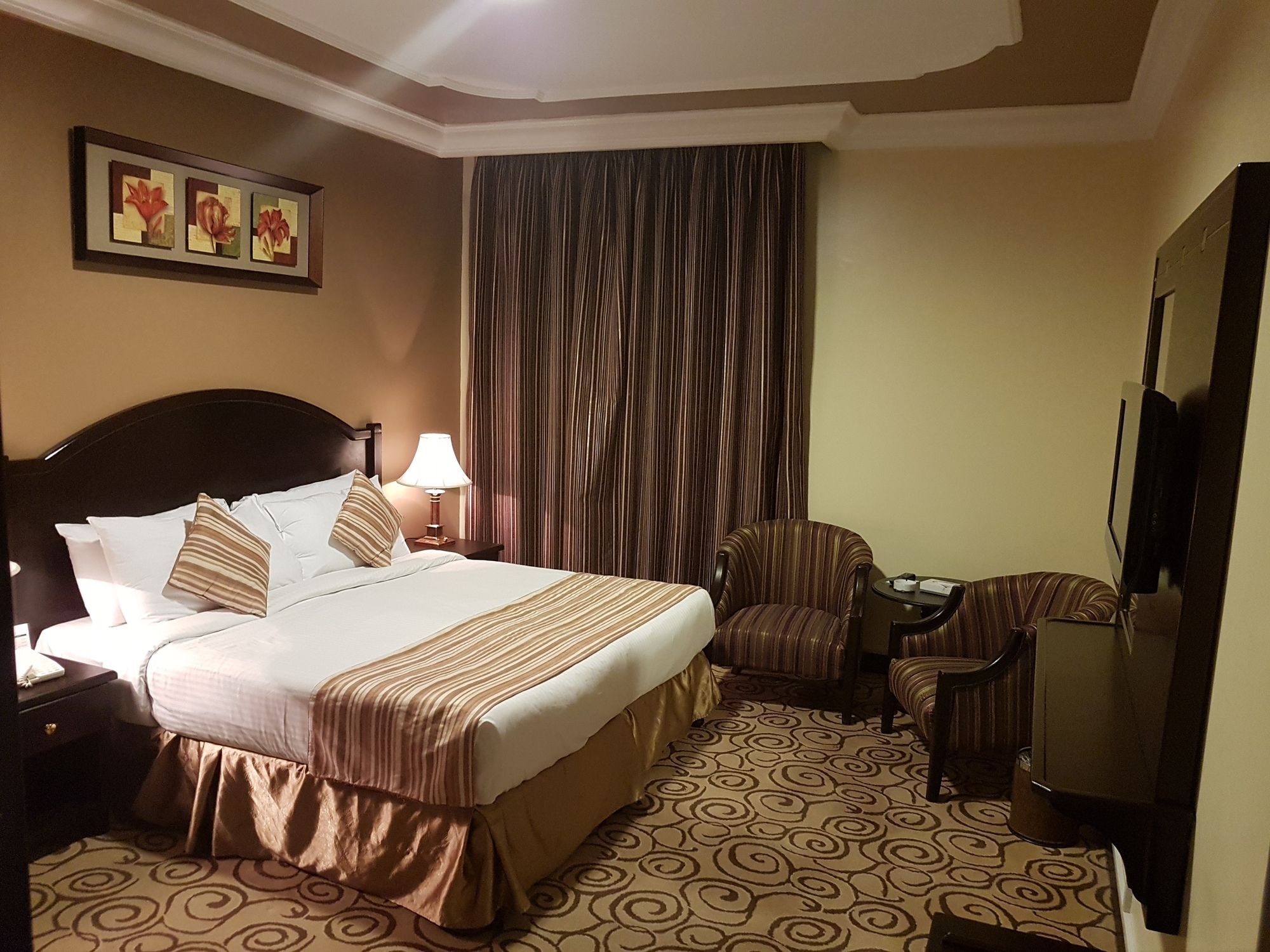 Taiba Suites Madinah Medina Ngoại thất bức ảnh A room at the hotel