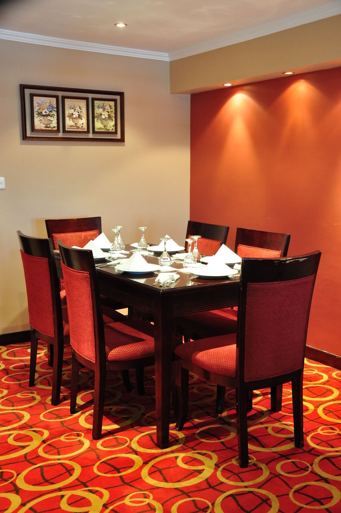 Taiba Suites Madinah Medina Ngoại thất bức ảnh A dining table