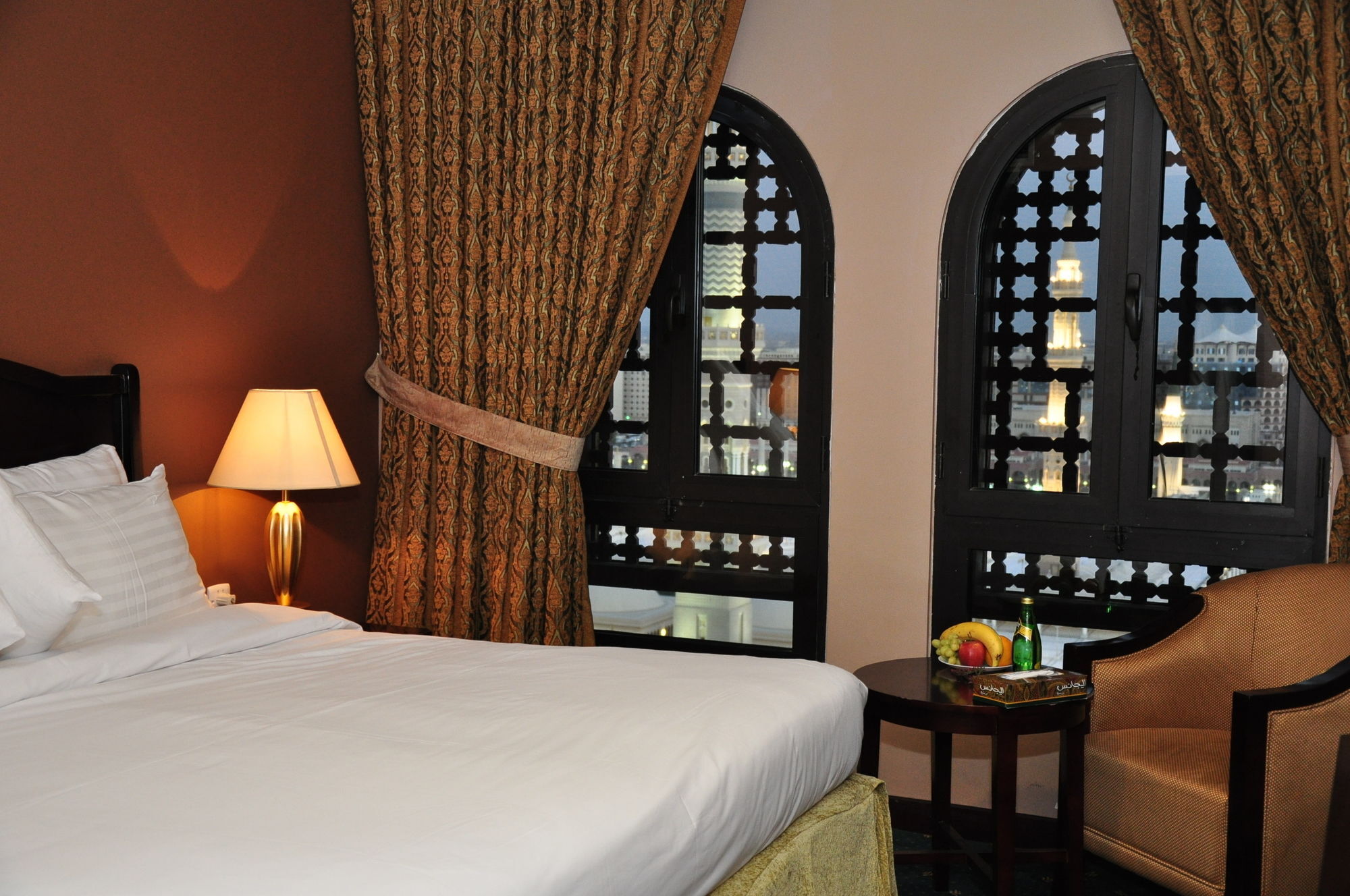 Taiba Suites Madinah Medina Ngoại thất bức ảnh A room at the hotel